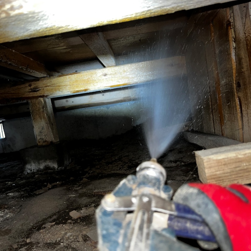 床下の木材にシロアリ駆除剤を散布