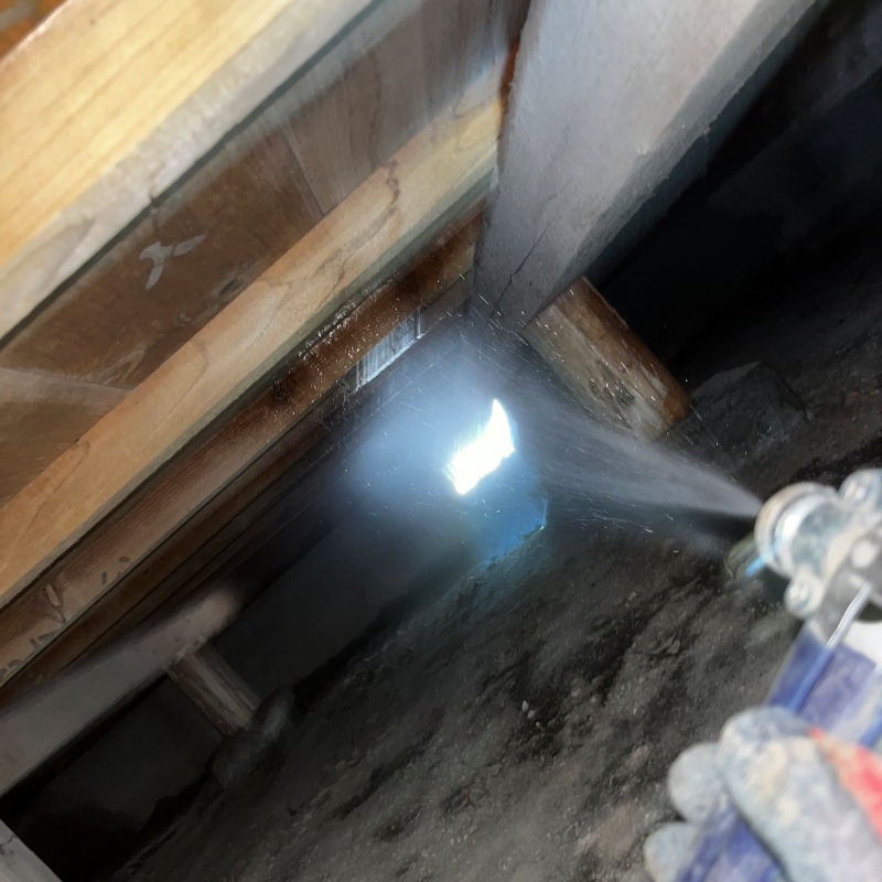 床下の木材にシロアリ駆除剤を散布