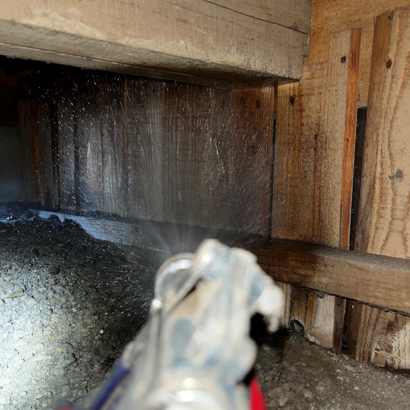 床下の地面にシロアリ駆除剤を散布