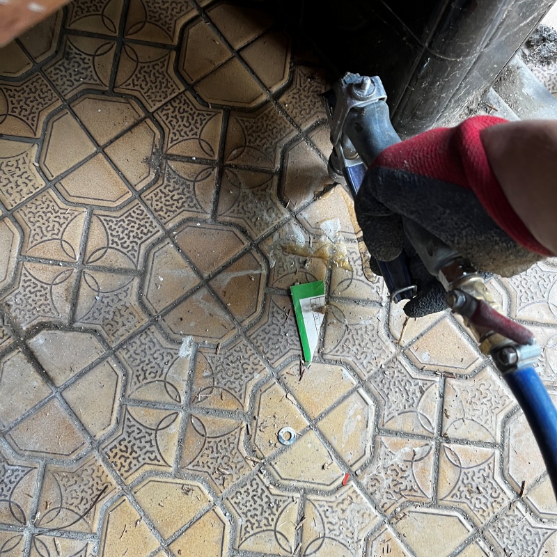 床にシロアリ駆除剤を注入