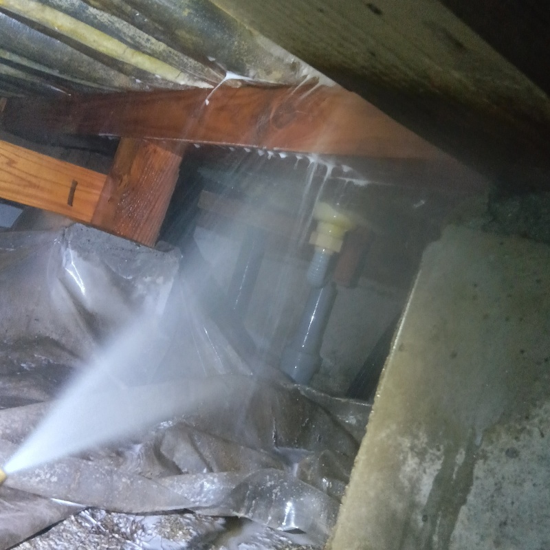 床下の木材にシロアリ駆除剤を散布