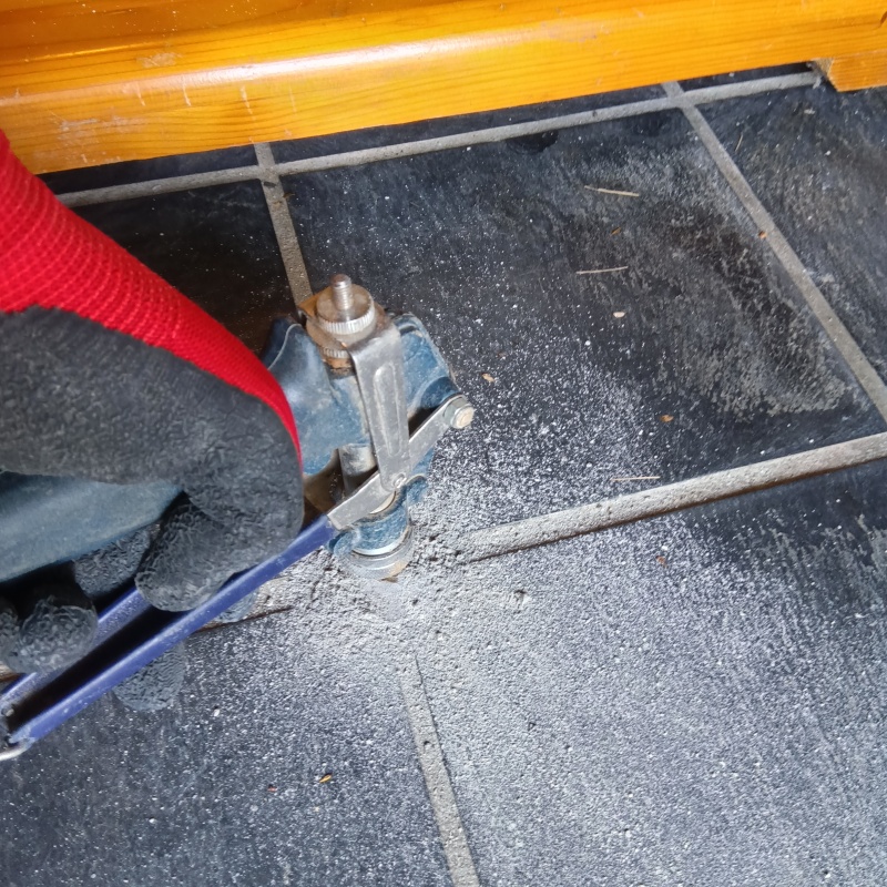 床にシロアリ駆除剤を注入