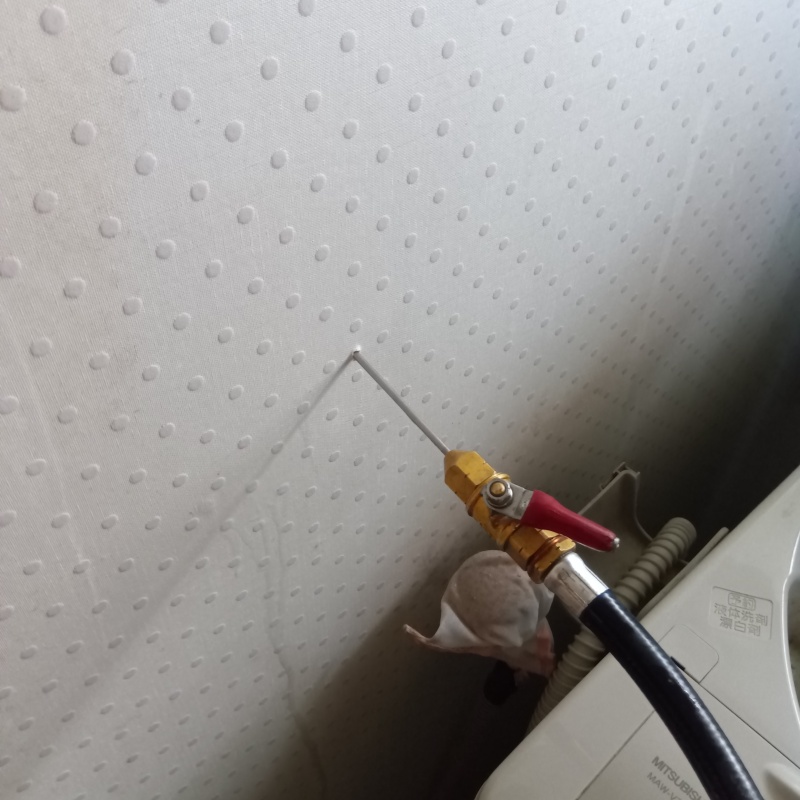 壁にシロアリ駆除剤を注入