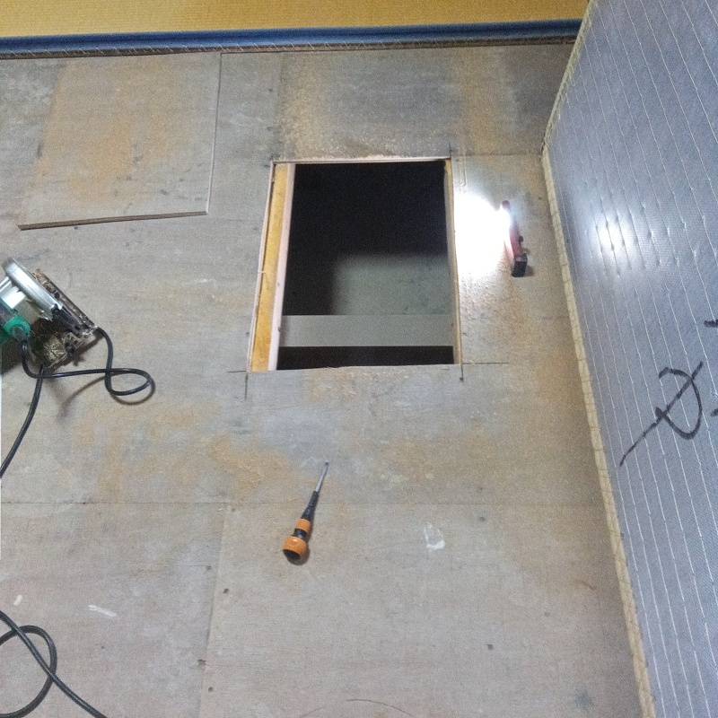 和室の床を切り抜いた様子