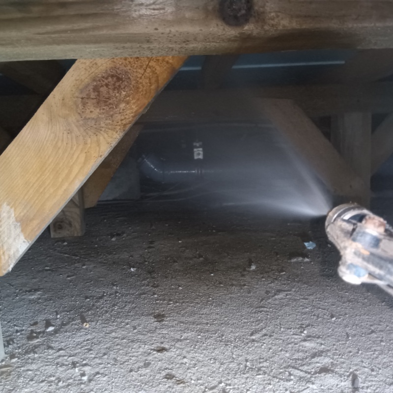 床下の木材にシロアリ駆除剤を散布