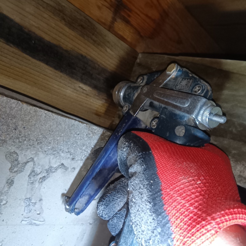 柱にシロアリ駆除剤を注入