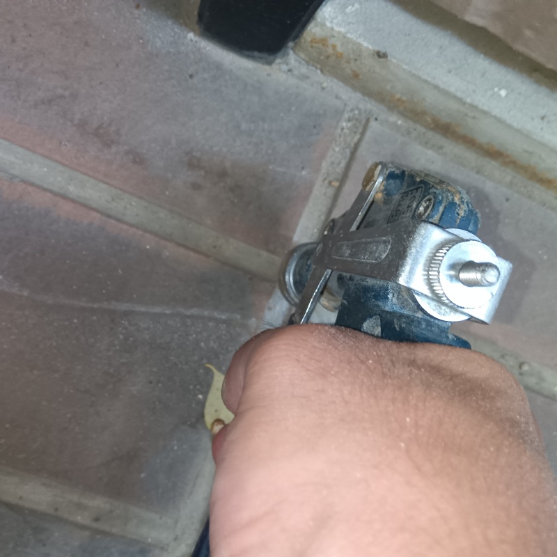 床にシロアリ駆除剤を注入