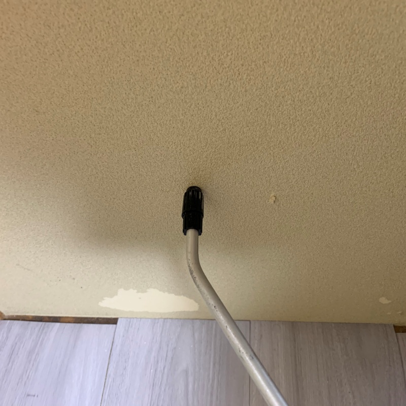 天井にシロアリ駆除剤を注入