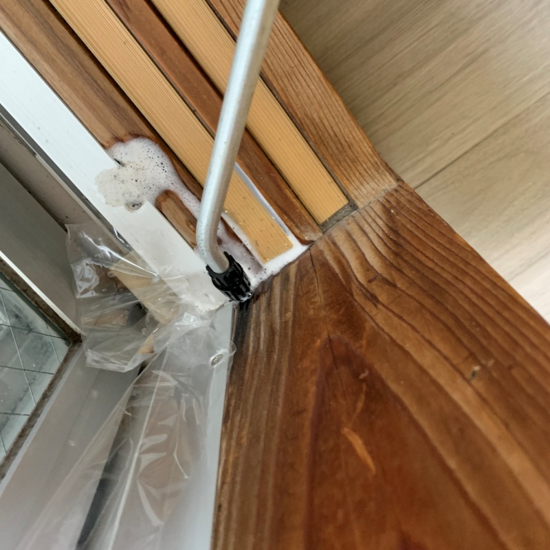 窓枠の木部にシロアリ駆除剤を注入