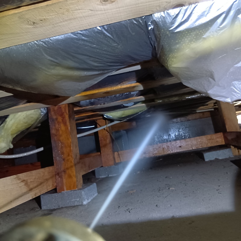 床下の木材に防蟻剤を散布