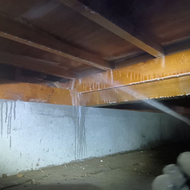 床下の木材に防蟻剤を散布