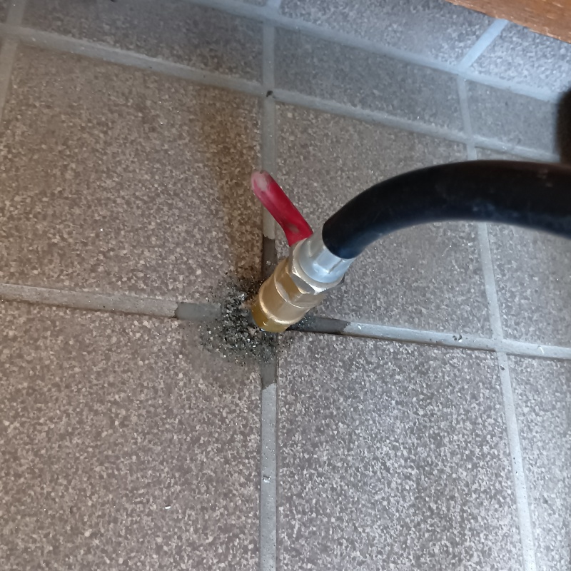 床に防蟻剤を注入