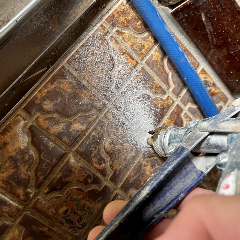 床にシロアリ駆除剤を注入