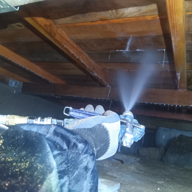 床下の木材にシロアリ駆除剤を散布