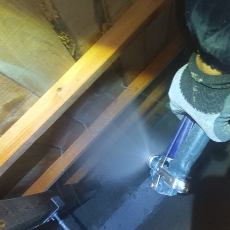 床下の木材にシロアリ駆除剤を散布