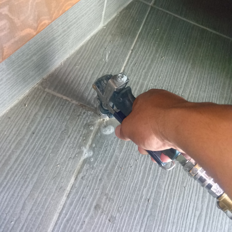 床にシロアリ駆除剤を注入