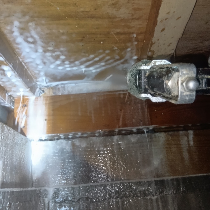 床下の木材にシロアリ駆除剤を散布