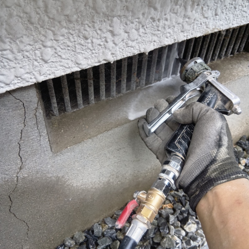 床下換気口からシロアリ駆除剤を散布