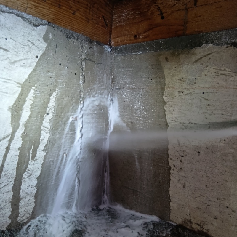 床下の基礎部分にシロアリ駆除剤を散布