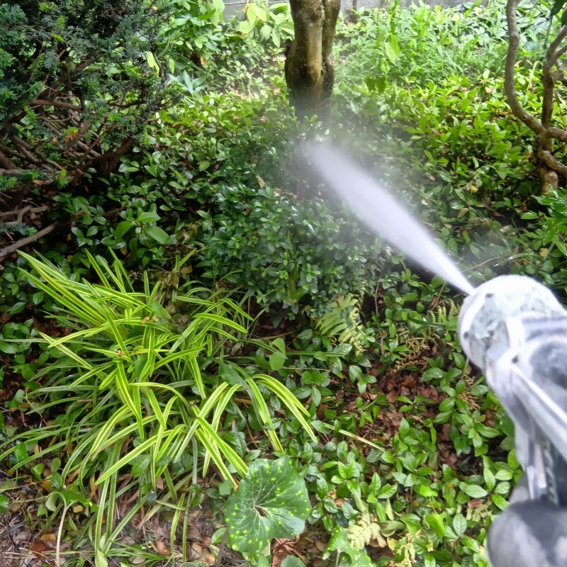 建物の外周にシロアリ駆除剤を散布