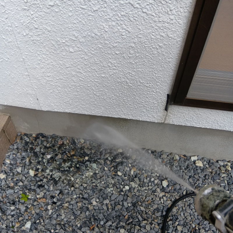 建物の外周にシロアリ駆除剤を散布