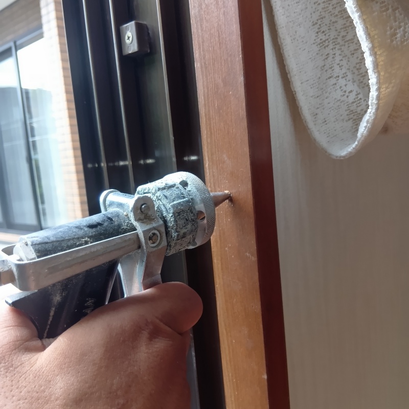 柱にシロアリ駆除剤を注入