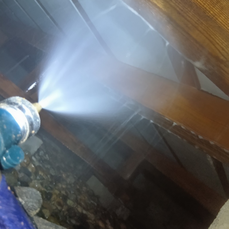 床下の木材にシロアリ駆除剤を散布