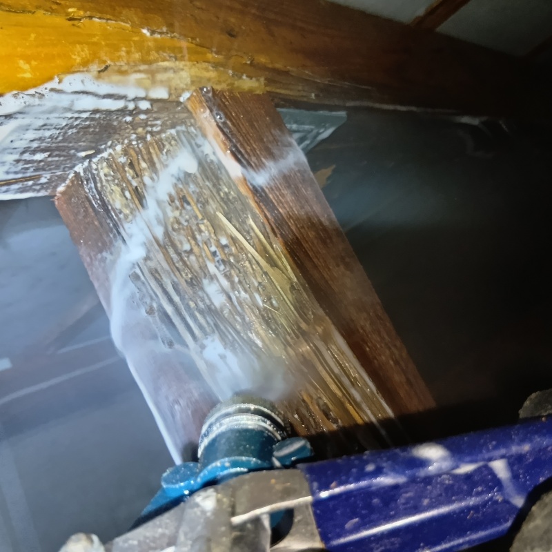 傷んだ柱にシロアリ駆除剤を注入