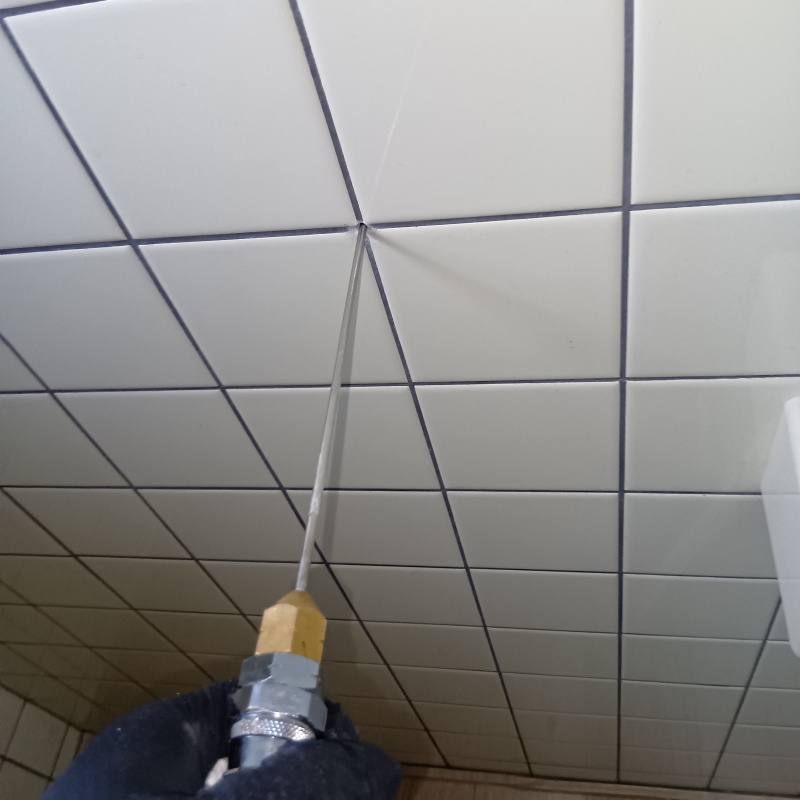 壁にシロアリ駆除剤を注入