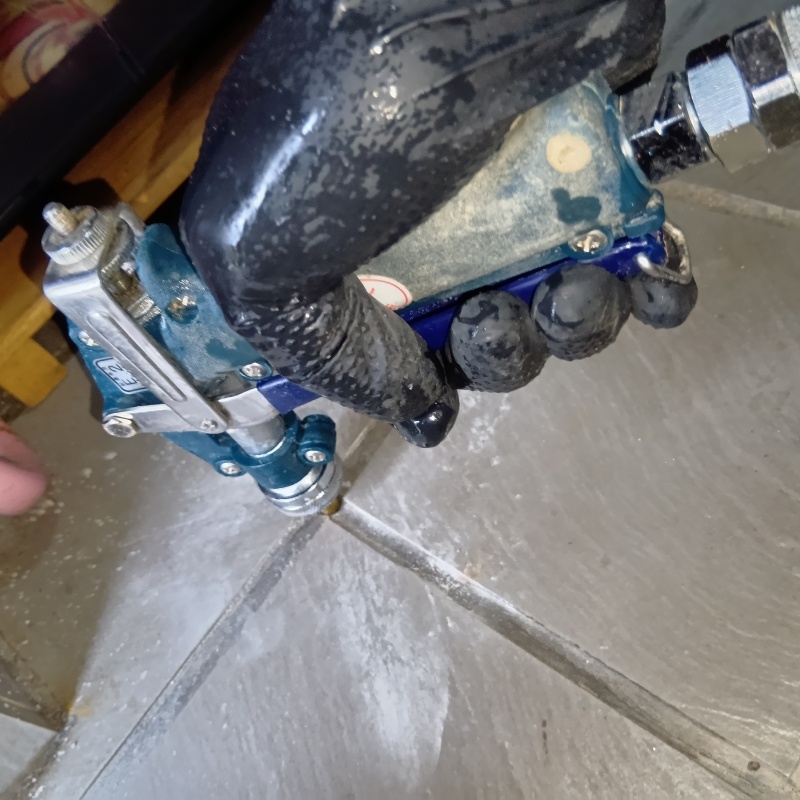 床にシロアリ駆除剤を注入