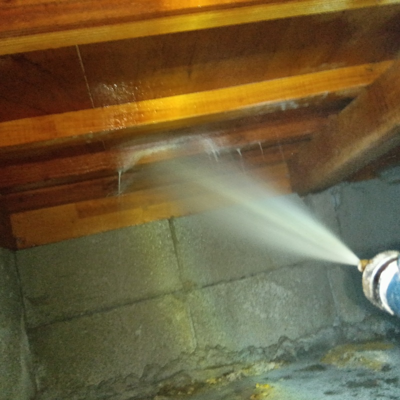 床下の木部にシロアリ駆除剤を散布