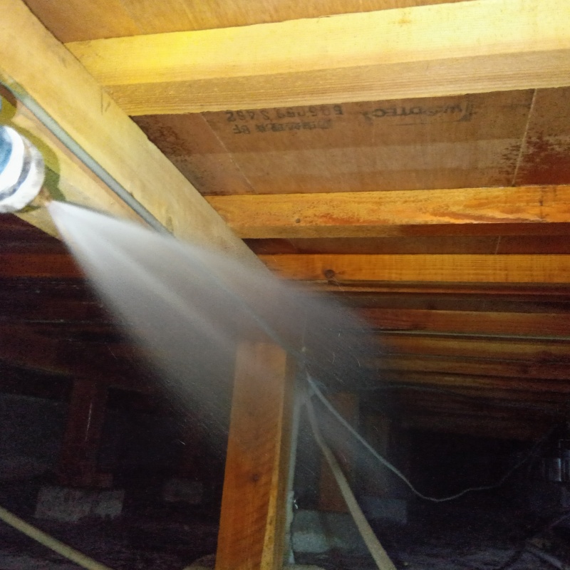 床下の木部にシロアリ駆除剤を散布