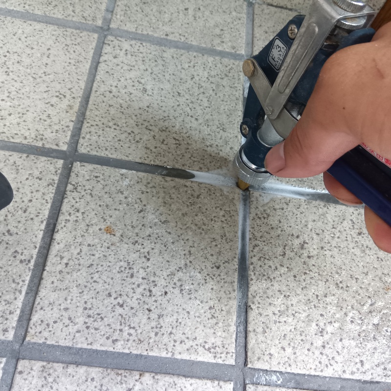 玄関の床タイルにシロアリ駆除剤を注入