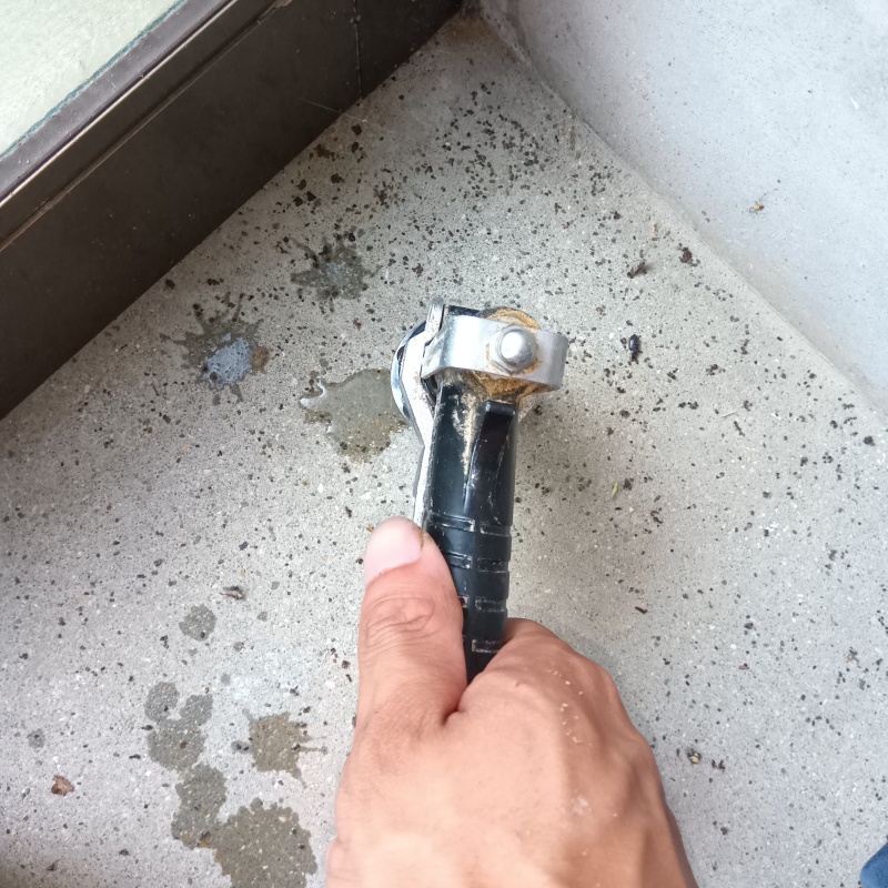 玄関の床に防蟻剤を注入