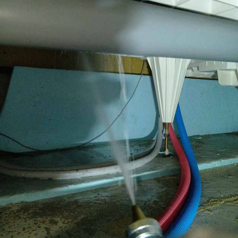 床下の木部にシロアリ駆除剤を散布