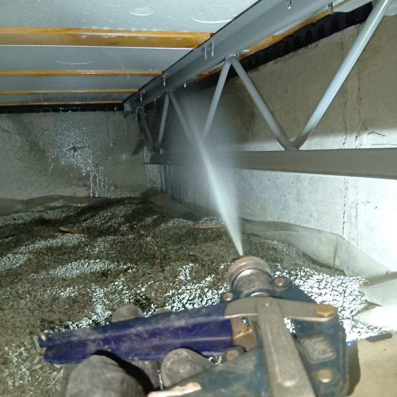 床下の基礎にシロアリ駆除剤を散布