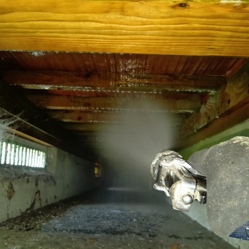 床下の木部にシロアリ駆除剤を散布