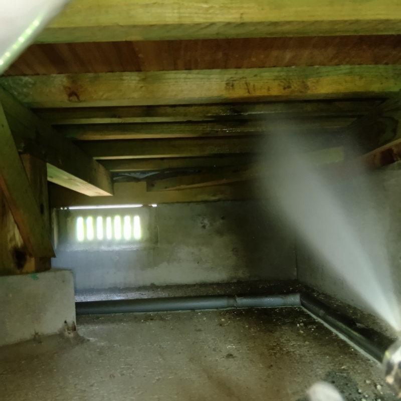 床下の木部にシロアリ駆除剤を散布