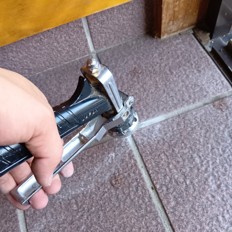 玄関の床タイルにシロアリ駆除剤を注入