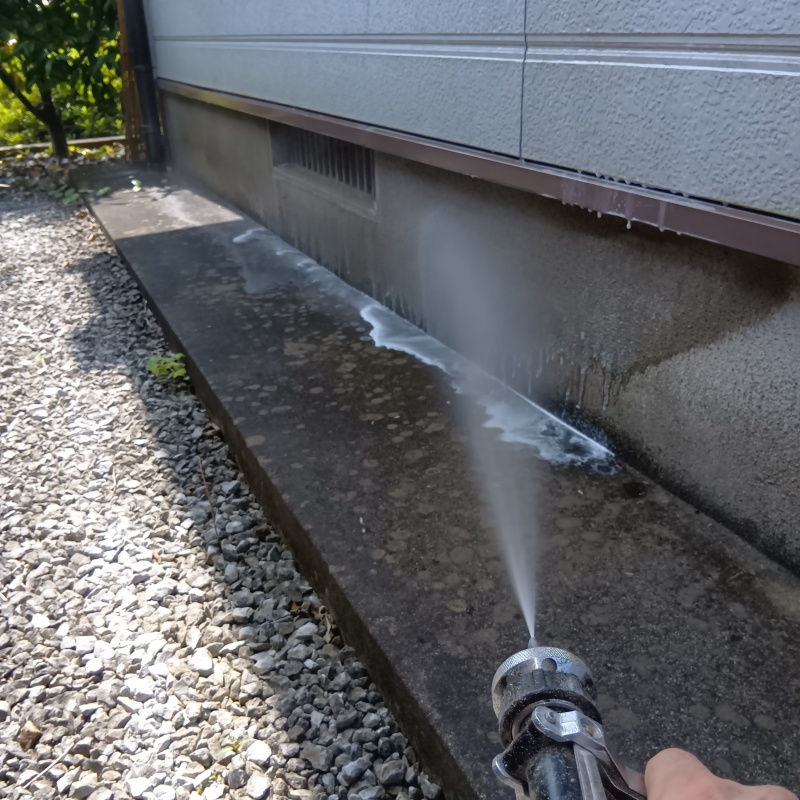 外壁の基礎にシロアリ駆除剤を散布
