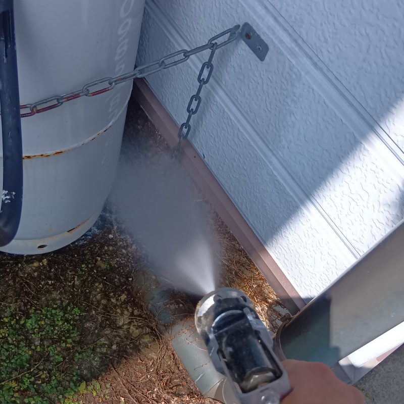 外壁近くの土壌にシロアリ駆除剤を散布