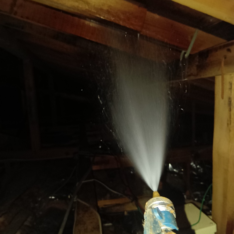 床下の木部にシロアリ駆除剤を散布