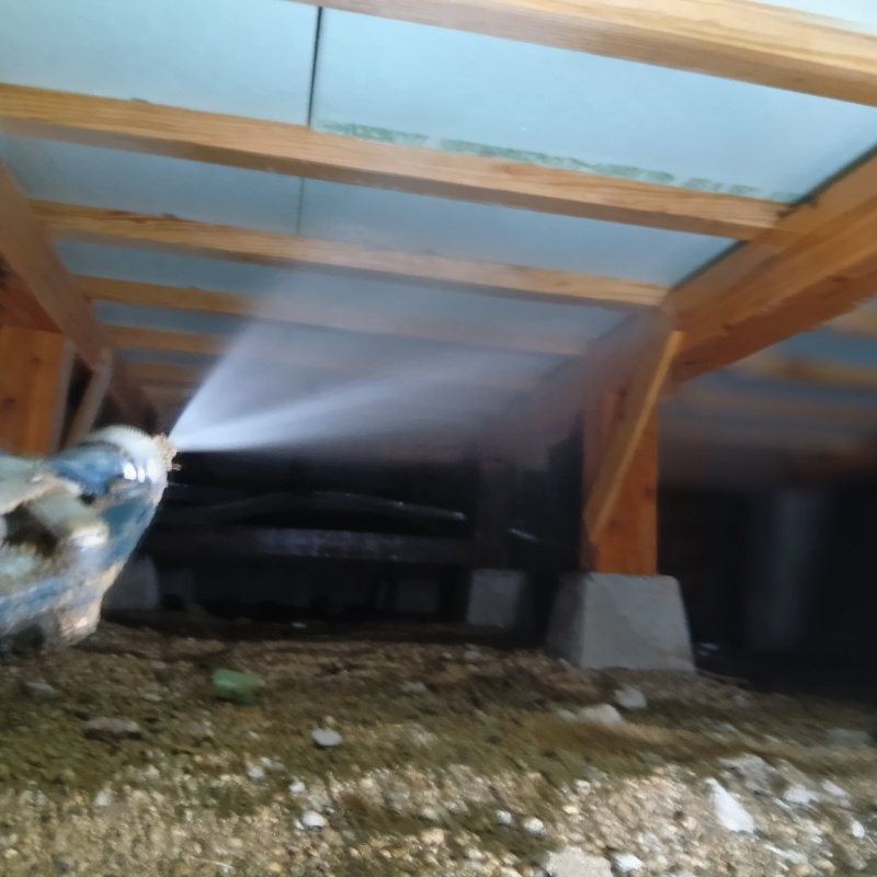 床下の木部にシロアリ駆除剤を散布