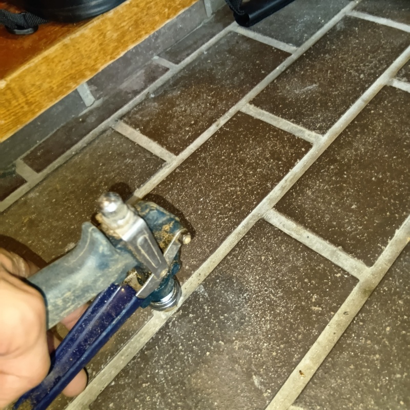 玄関の床タイルにシロアリ駆除剤を注入