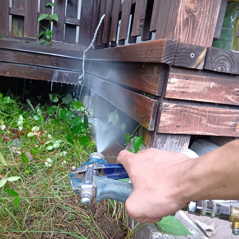 ウッドデッキにシロアリ駆除剤を散布