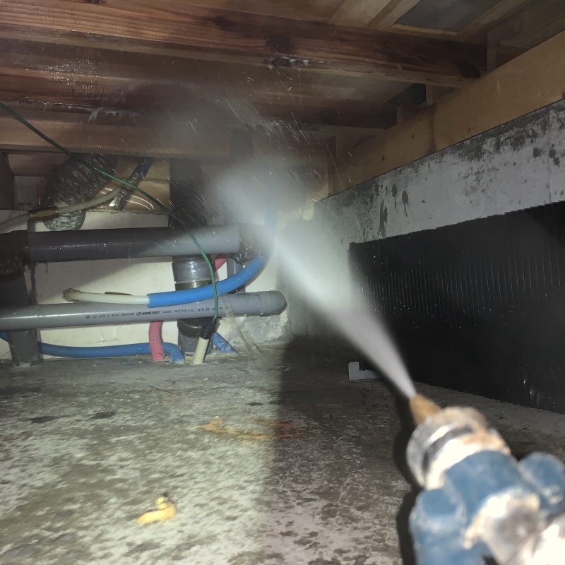 床下の木部に防蟻剤を散布