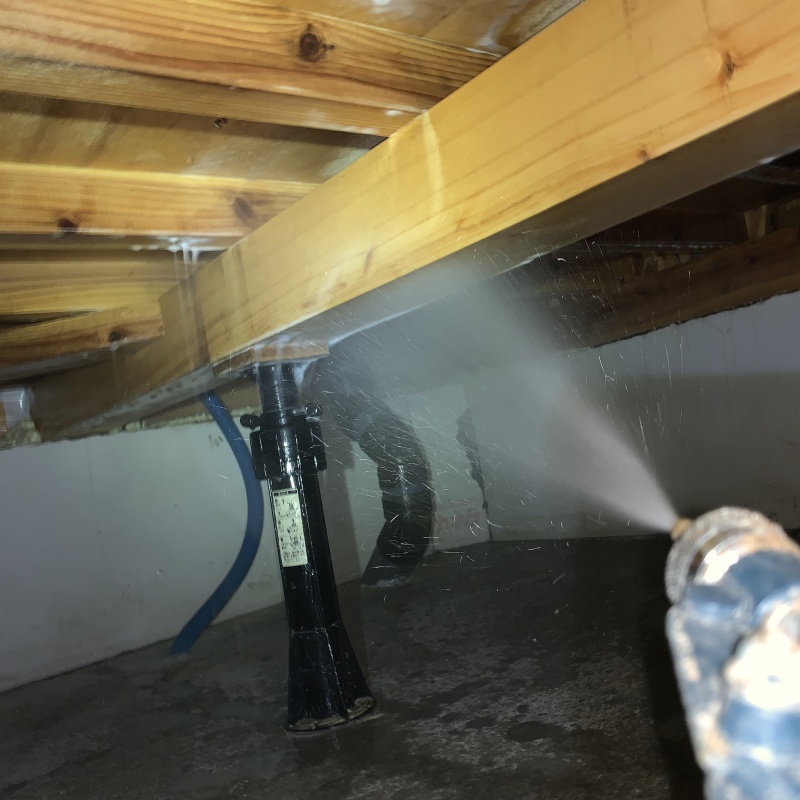 床下の木部に防蟻剤を散布