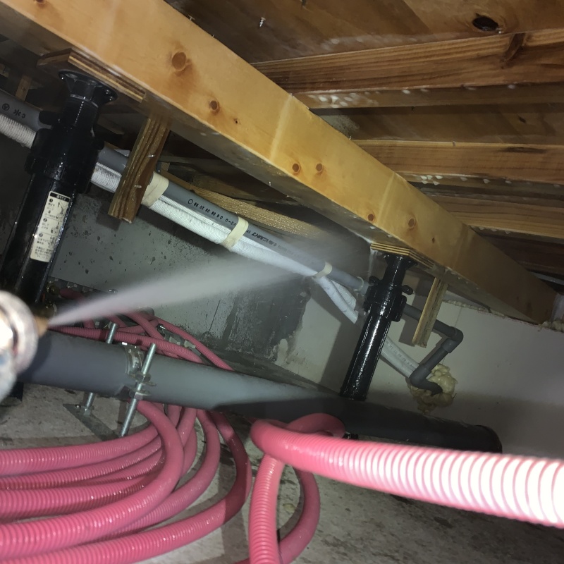 床下の基礎に防蟻剤を散布