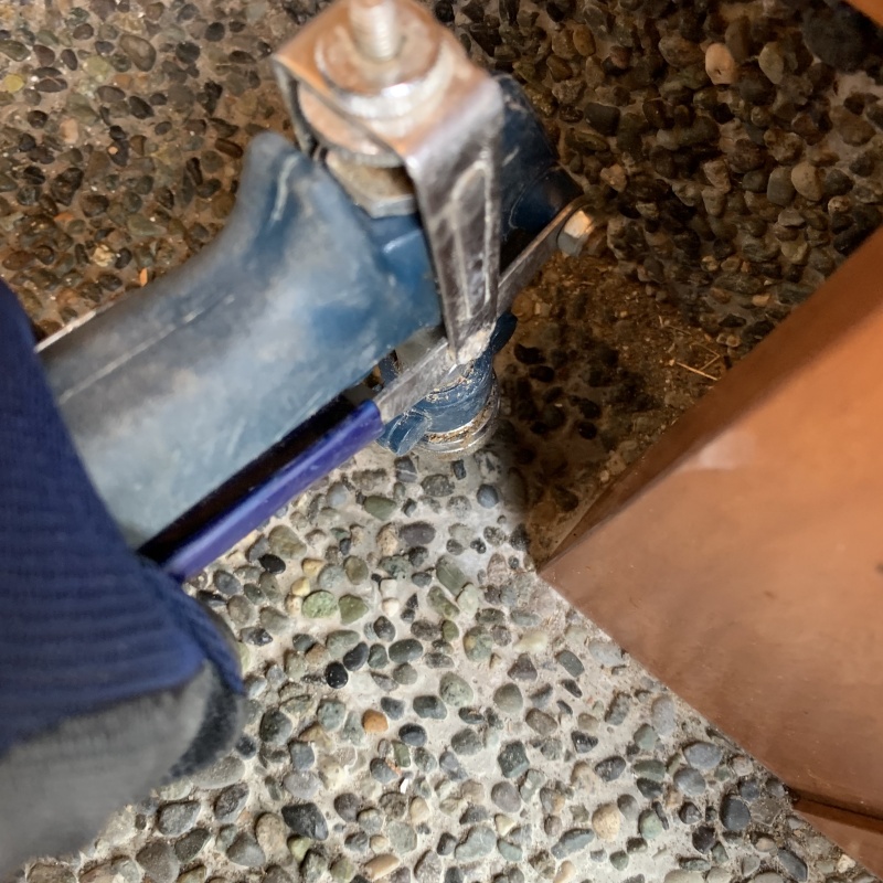 玄関の床（豆砂利洗い出し）に防蟻剤を注入