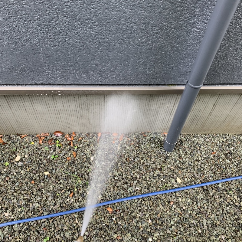 外壁の基礎に防蟻剤を散布